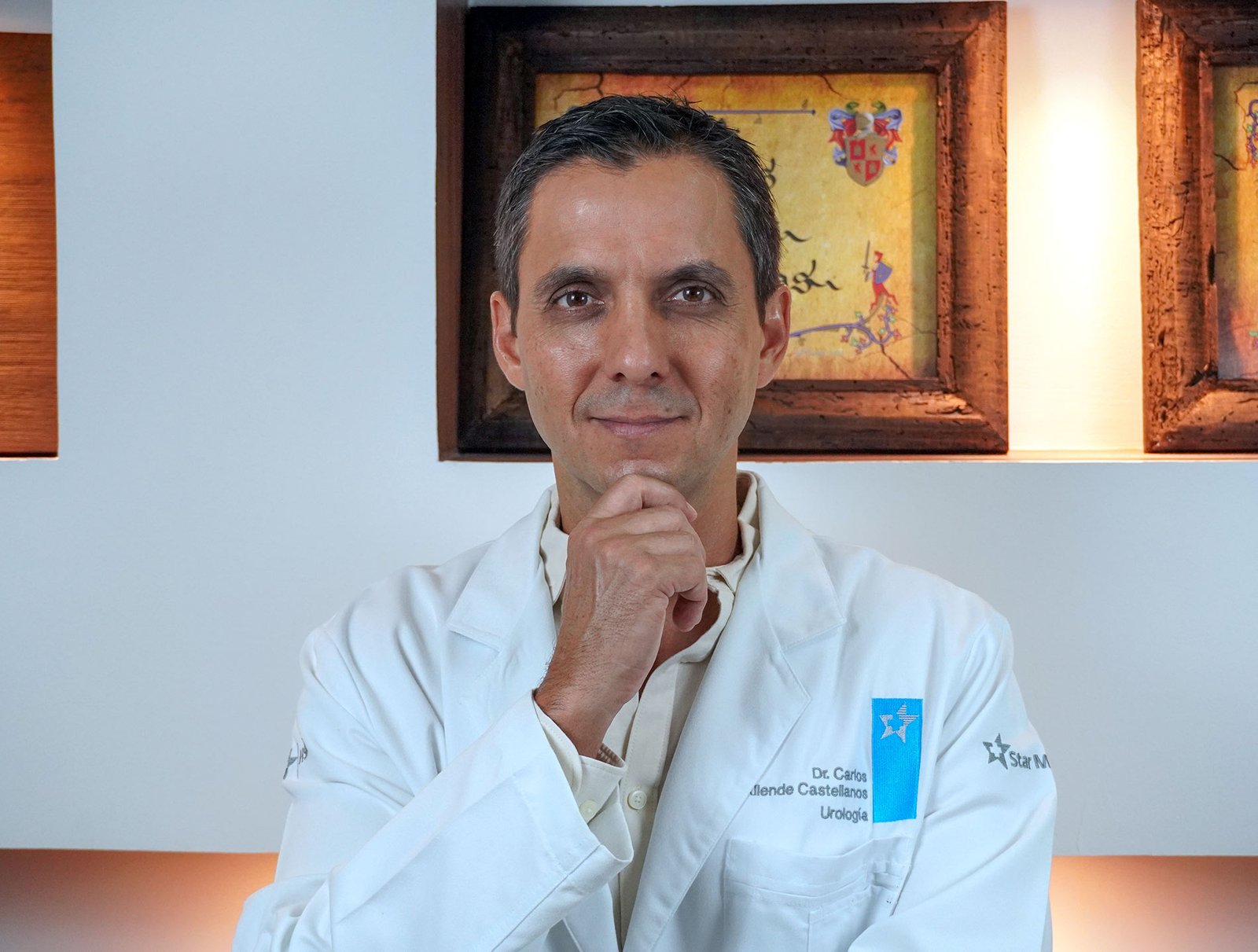 Dr. Carlos Allende Castellanos en su consultorio