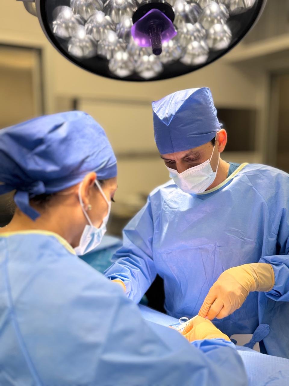 Dr. Carlos Allende Castellanos en cirugía, junto a su equipo médico
