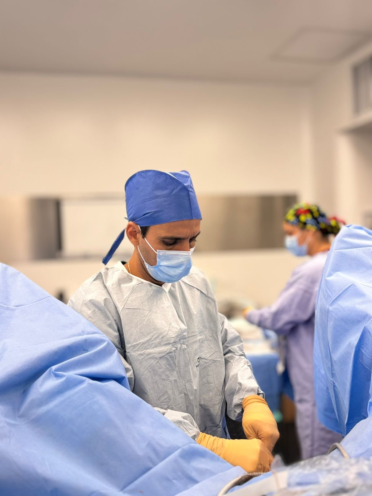 Quirófano equipado donde el Dr. Allende realiza sus cirugías